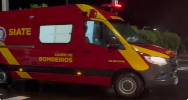 Condutor de motocicleta e pedestre ficam feridos após atropelamento