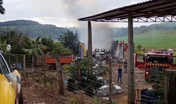 Fogo destrói barracão, caminhão e maquinário agrícola