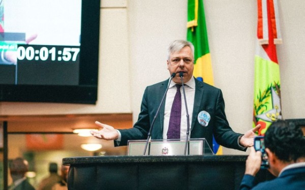 Santa Catarina enxuga orçamento de áreas como Saúde e Infraestrutura para 2024, critica deputado