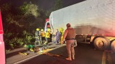 Colisão entre carreta e caminhão bloqueia BR-282 e deixa dois feridos