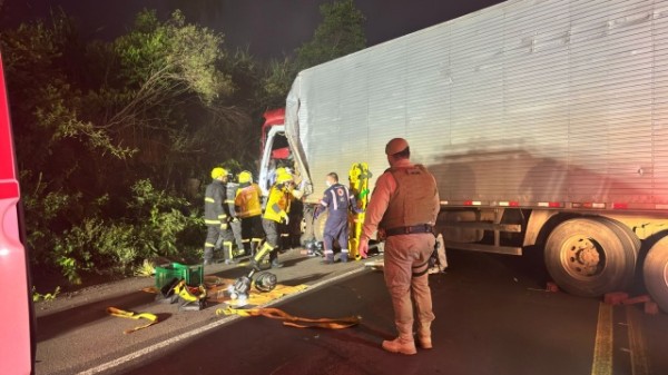 Colisão entre carreta e caminhão bloqueia BR-282 e deixa dois feridos