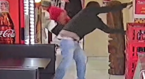 Homem é preso após atacar ex-companheira com faca em restaurante de SC