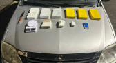 Dupla abandona carro com droga e foge; PM apreende 7 kg de cocaína em SC