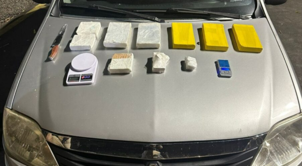 Dupla abandona carro com droga e foge; PM apreende 7 kg de cocaína em SC