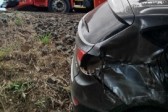 Carro sai da pista e colide com árvore na BR-282