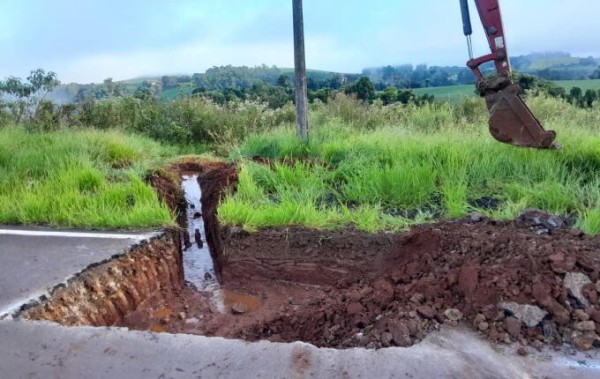 O SEMAE orienta a população a manter o racionamento de água pelo segundo dia consecutivo após o rompimento de uma adutora