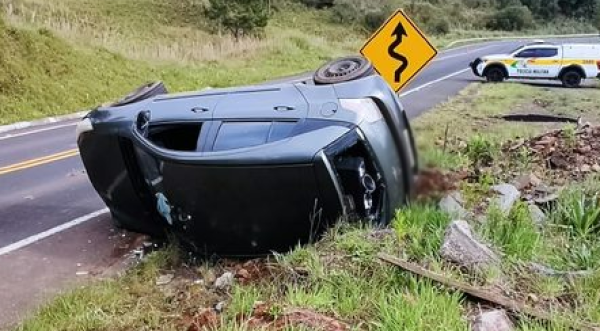 Motorista dorme ao volante e capota carro na SC-114