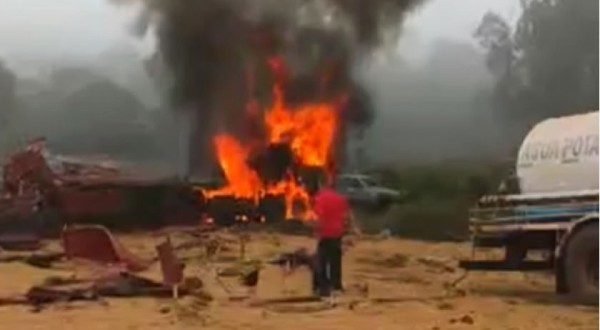 Carreta pega fogo após capotamento na SC 161
