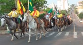 Dia do Gaúcho é celebrado com cavalgada pelo centro de São Miguel do Oeste