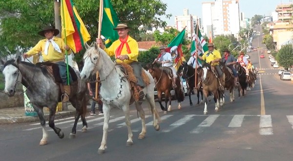 Dia do Gaúcho é celebrado com cavalgada pelo centro de São Miguel do Oeste