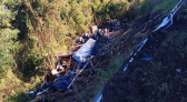 Carreta despenca em ribanceira na BR-153 e motorista fica gravemente ferido em Irani