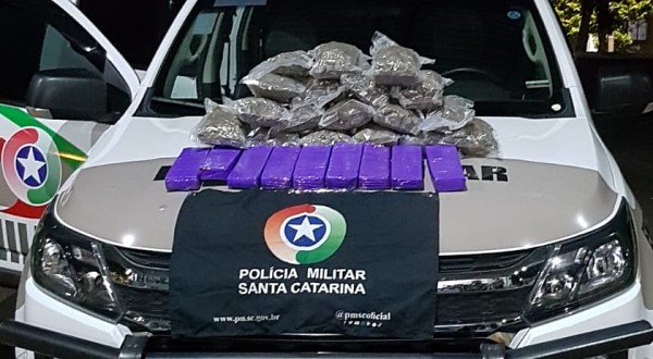Mulher é presa com quase 12 kg de maconha