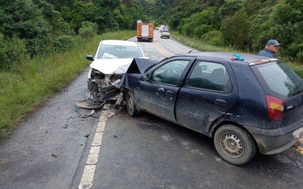 Óleo na pista causa acidente envolvendo cinco veículos na BR-282