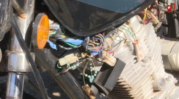 Motocicleta é apreendida em Foz do Iguaçu com fios do sistema elétrico amarrados com terço