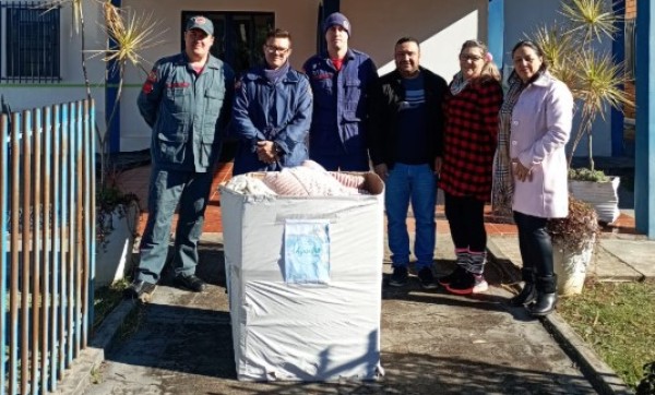 Corpo de Bombeiros realiza doação de cobertores para a campanha do agasalho