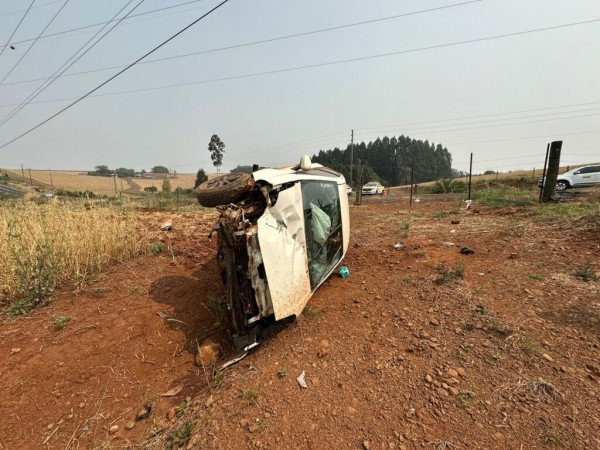 Jovem fica ferida após carro capotar no Oeste de Santa Catarina