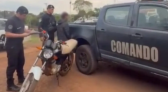 Jovem é preso após tentar fugir da polícia com moto adulterada