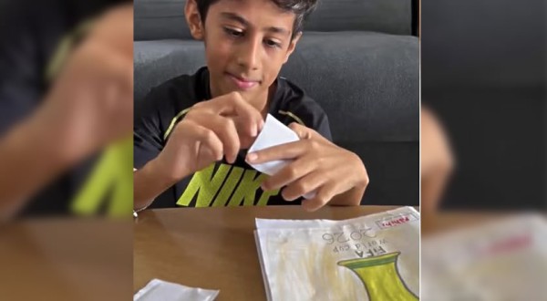 Sem álbum oficial, menino cria versão artesanal da Copa e encanta milhares nas redes sociais