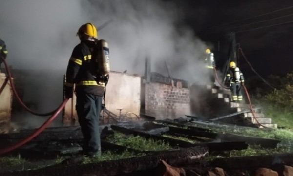 Incêndio destrói casa não habitada no interior