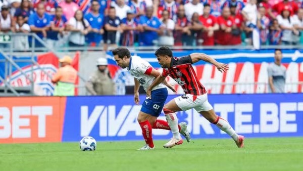 Bahia supera expulsão cedo, vence clássico e amplia série invicta sobre o Vitória