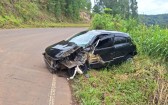 Motorista fica ferido ao colidir na lateral de caminhão