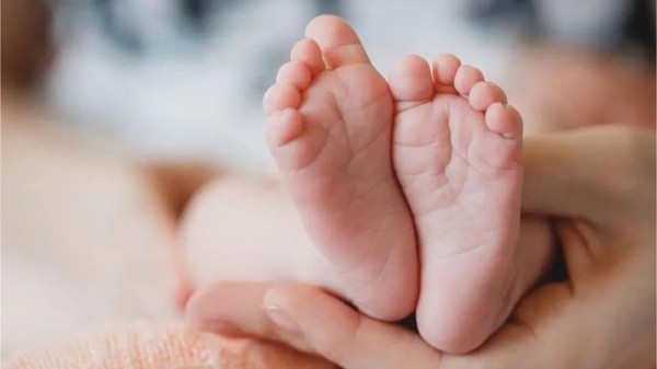 Mãe vende seu bebê para pagar o aluguel e fazer um curso de culinária, mas vai parar atrás das grades