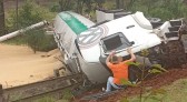 Caminhão carregado com ração tomba na PR-566