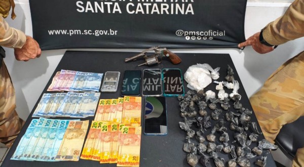 Duas mulheres são presas por tráfico de drogas e posse de arma