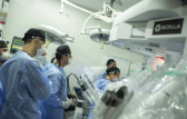 Médico opera brasileiro a 12 mil km de distância e entra para o Guinness