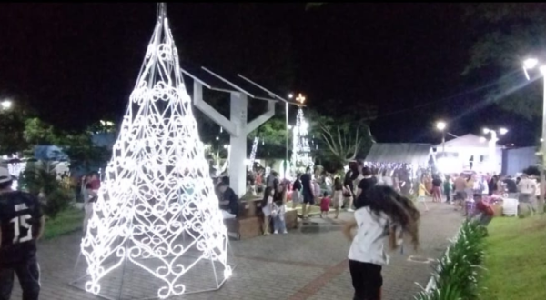 Chegada do Papai Noel, e acendimento das luzes, reúne multidão na praça Dalilo Quintino Pereira