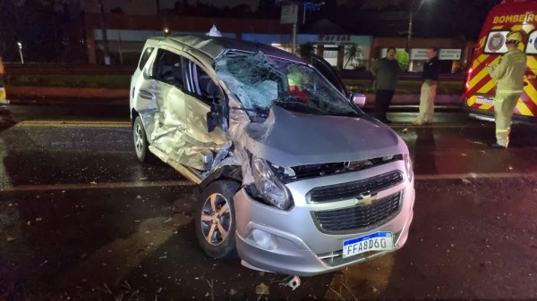 Mulher morre após acidente entre carro e ônibus