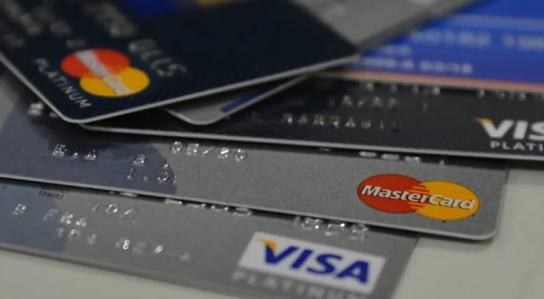 Juros do cartão de crédito rotativo sobem para 438,4% ao ano