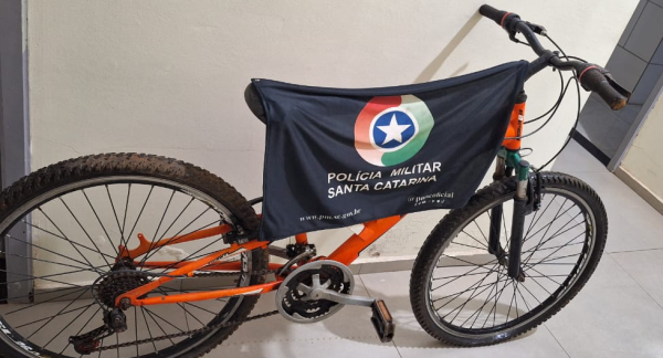 Polícia Militar recolhe bicicleta abandonada