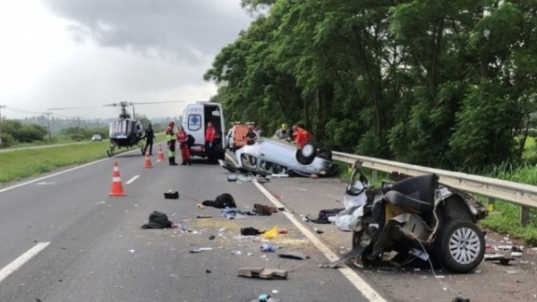 Argentina de 22 anos morre após carro capotar na BR-101