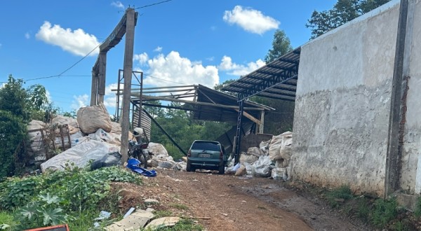 Incêndio em depósito de recicláveis mobiliza bombeiros no bairro Joana