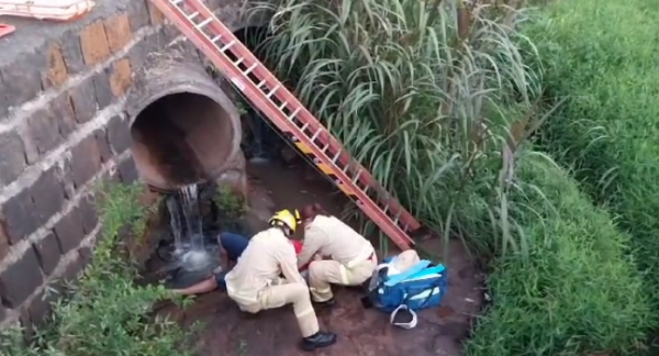 Corpo de Bombeiros resgata homem que caiu no Rio Lonqueador