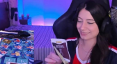 Streamer rasga figurinha raríssima da Copa após desafio online