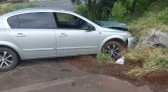 Carro bate em poste e interrompe fornecimento de energia e água