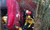 Motorista fica preso nas ferragens ao despencar de ponte com carreta na BR-153