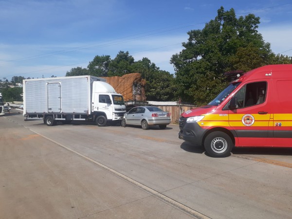 Colisão entre carro e caminhão deixa uma pessoa ferida na BR-163