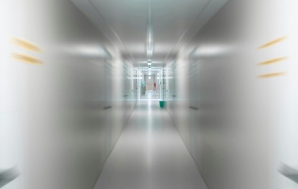 Mulheres fogem de hospital psiquiátrico, ameaçam morador e acabam presas