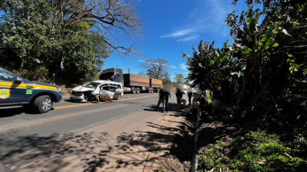 Colisão grave envolvendo carro da saúde na BR-282 em Iraceminha deixa quatro feridos