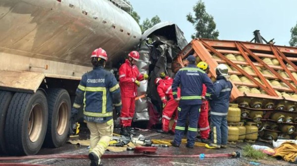 Batida frontal entre caminhões deixa dois mortos na BR-163