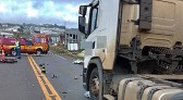 Jovem de 21 anos morre em acidente envolvendo moto e caminhão