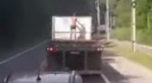 Homem sem roupas pega carona na carroceria de caminhão em SC