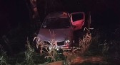Veículo sai da pista e capota na PR 180. Duas pessoas feridas