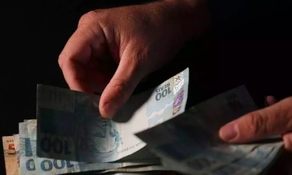 Mãe recebe vídeos do filho sendo agredido e deposita R$ 18,5 mil na conta dele em SC
