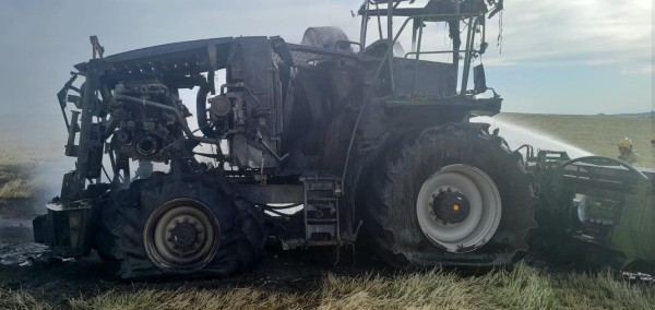 Máquina forrageira avaliada em mais de R$ 500 mil é destruída pelo fogo