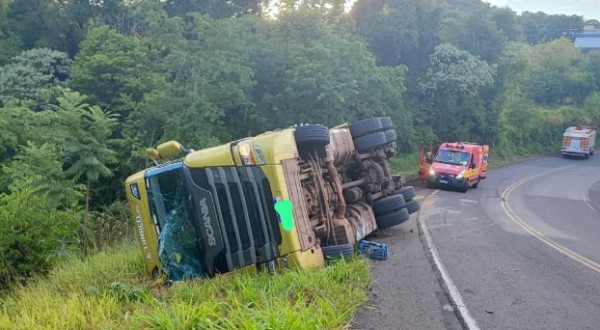 Caminhão tomba na SC-161 e motorista fica ferido
