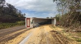 Carreta carregada com soja tomba na BR-163 em Capitão Leônidas Marques